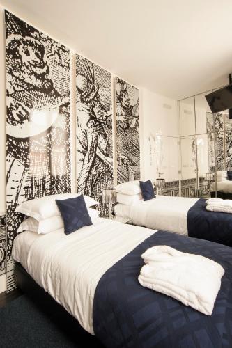Superior Twin Room image 9