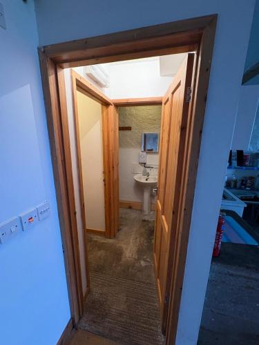 Zuhanyzó, Hillside Farm in Easton