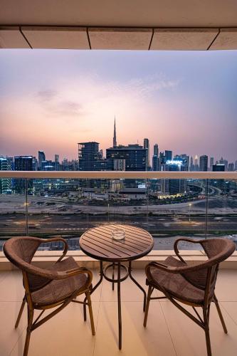 Luxurious 2BDR Apartment in Paramount Towers with Burj Khalifa Views, Dubai