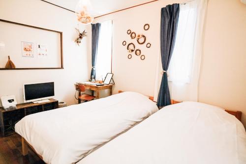 2 twin beds