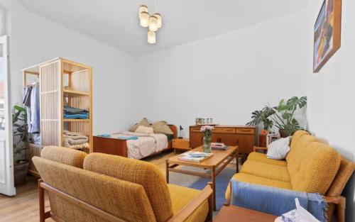 Bright, newly renovated 2-bed Neukölln Altbau flat with Balcony