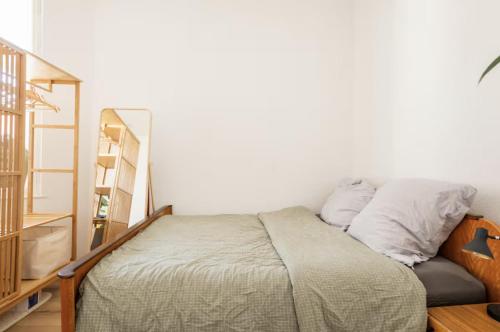 Bright, newly renovated 2-bed Neukölln Altbau flat with Balcony, Berlino (foto 4)