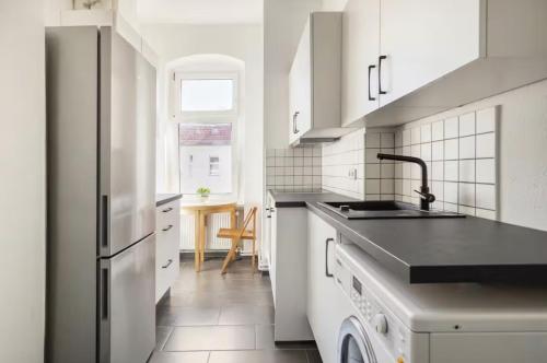 Bright, newly renovated 2-bed Neukölln Altbau flat with Balcony, Berlino (foto 6)