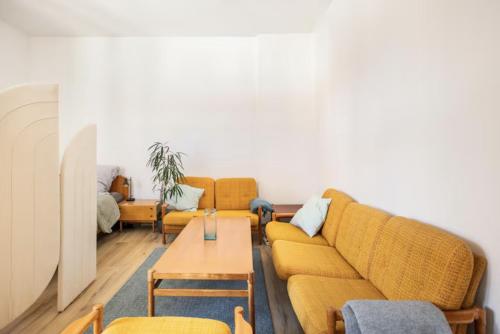 Bright, newly renovated 2-bed Neukölln Altbau flat with Balcony, Berlino (foto 7)