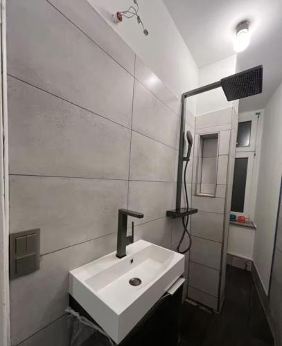 Bright, newly renovated 2-bed Neukölln Altbau flat with Balcony, Berlino (foto 8)