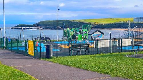 兒童遊樂場, Beach view apt bundoran in 班多倫