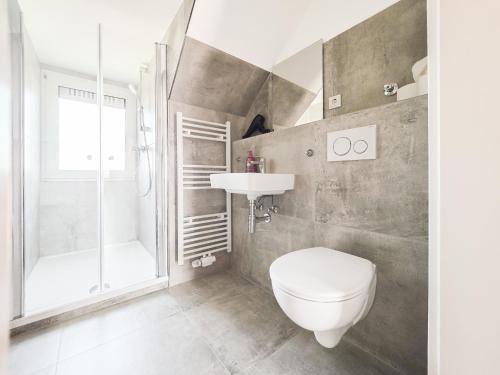 Tolstov Apartments - 3 Room Attic Apartment - Kitchen - 5 min to Messe DUS, Düsseldorf (photo 10)