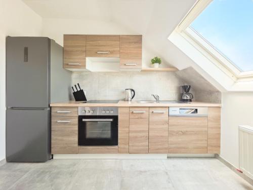 Tolstov Apartments - 3 Room Attic Apartment - Kitchen - 5 min to Messe DUS, Düsseldorf (photo 6)