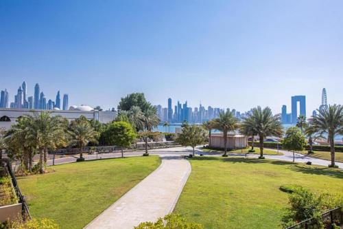 Vogue Luxury Three Bedroom and Kids Room at Grandeur Residence, Huge Private Sea-View Terrace, Private Beach Access, Get 30 percents off Zabeel Saray Dining, Dubaj (zdjęcie 8)