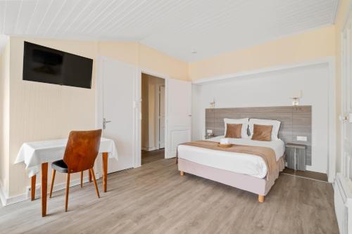 1 queen bed, 3 twin beds