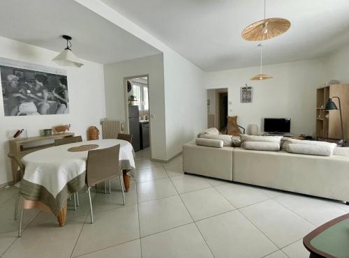 La Maison Blanche in Arles Suburbs