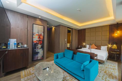 1 queen bed, 1 sofa bed