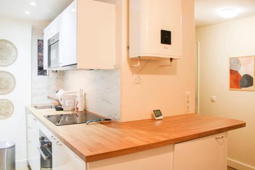 bright studio with balcony quiet location - image 12