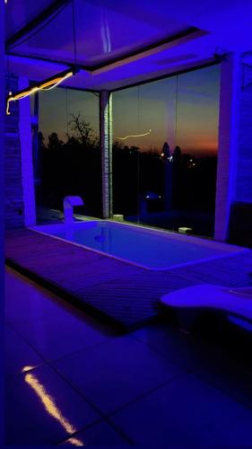 Suite Piscina térmica e Banheira Jacuzzi a 20km de Ctba (Suite Piscina termica e Banheira Jacuzzi a 20km de Ctba) in Campina Grande Do Sul