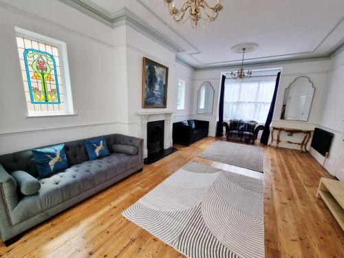 Bridgerton House - Detached 5-bedroom Property gîte à louer Gravesend