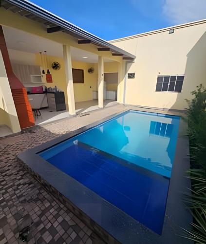 สระว่ายน้ำ, Casa com piscina 03 quartos até 10 pessoas (Casa com piscina 03 quartos ate 10 pessoas) near สนามบินนานาชาติริโอบรังโค