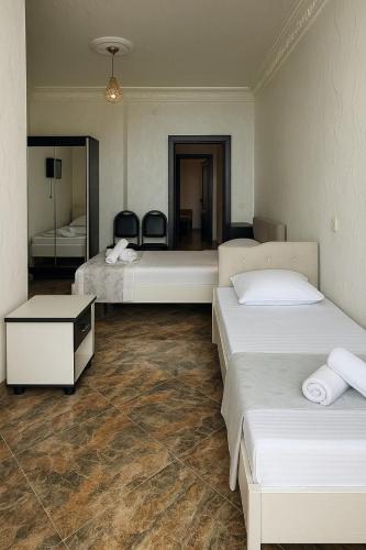 4 twin beds