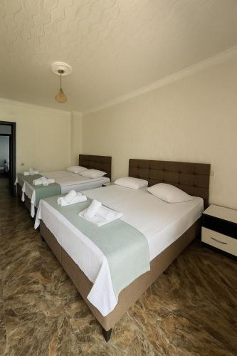 4 twin beds