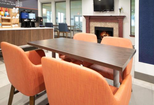 餐飲選擇, Holiday Inn Express Hotel & Suites St Charles By IHG in 聖查爾斯