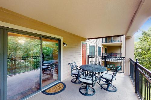 Gatehouse Condos - Roaring Romance near Alamo Steakhouse & Saloon