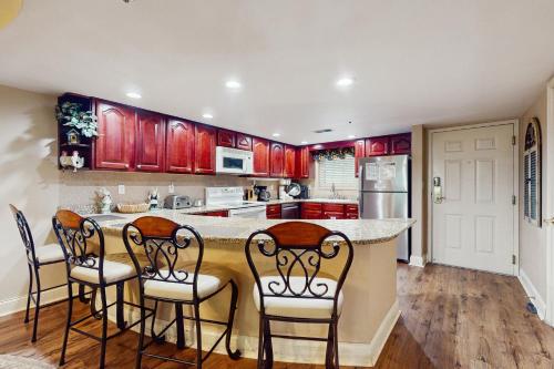 Gatehouse Condos - Roaring Romance near Alamo Steakhouse & Saloon