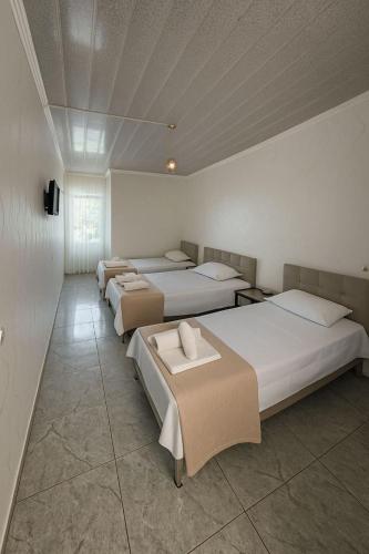 4 twin beds