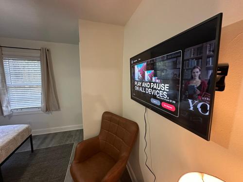 Tucked Away Bungalow Near Airport! in Atlanta, USA
