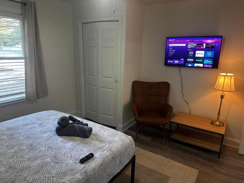 Tucked Away Bungalow Near Airport! in Atlanta, USA