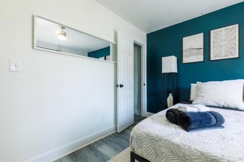 Tucked Away Bungalow Near Airport! in Atlanta, USA