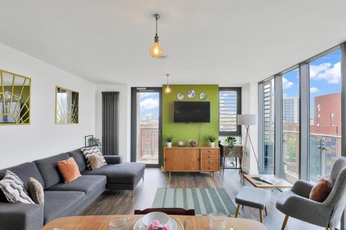 Canary Wharf Escape - Stylish 2BR - Canal Views & City Lights - image 14