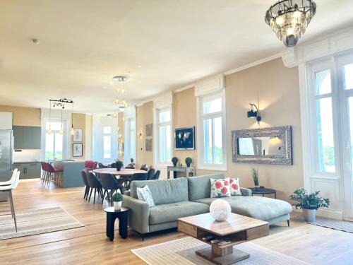 20ppl Central LUX Danube 180 degree View, AC in 7BR 5BA