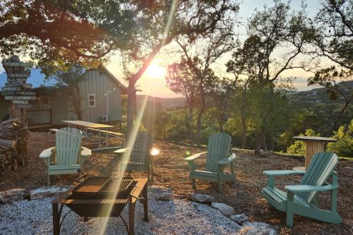 Private Cabin with Amazing Hilltop Views of Sunrise, Sunset and Wildlife & Hot Tub