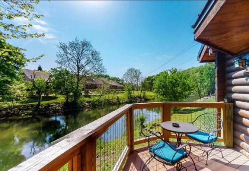 Skinny Dippin-River Front- Free Tickets-Dog Friendly in Pigeon Forge, USA