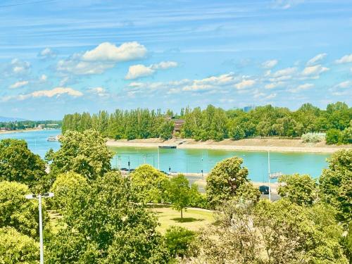 20ppl Central LUX Danube 180 degree View, AC in 7BR 5BA