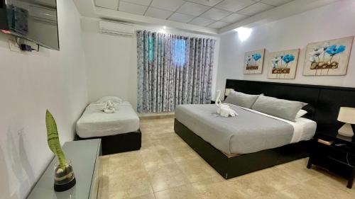 1 king bed, 1 twin bed