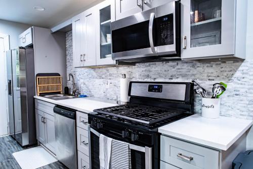 Tucked Away Bungalow Near Airport! in Sandtown-Southeastern Atlanta