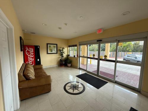 Lobby, Budget Host Inn Stafford - Houston in Missouri City