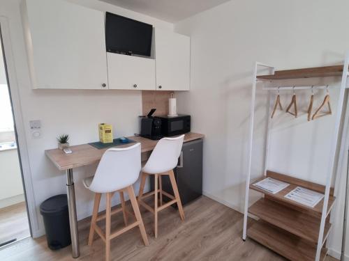 Facilities, Les Chalets de SAUMUR, Piscine & Parc boise, 100m du CadreNoir in Rue Loucheur