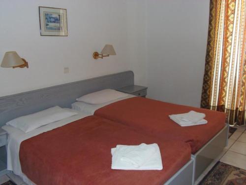 3 twin beds
