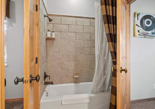 Great Eden Valley Views & Golfing Pool Game Room Sauna - image 5