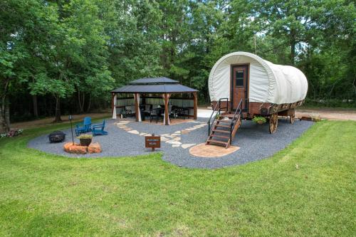 Secluded Luxury Wagon with Pond, King Bed, Full Bath, Patio