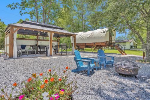 Secluded Luxury Wagon with Pond, King Bed, Full Bath, Patio, Montgomery
