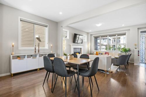 Large House with Billiards, 5 Bedrooms, Garage Parking & Free Banff Access