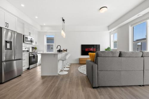 Two Bedroom Townhouse with AC Garage Parking and Wifi