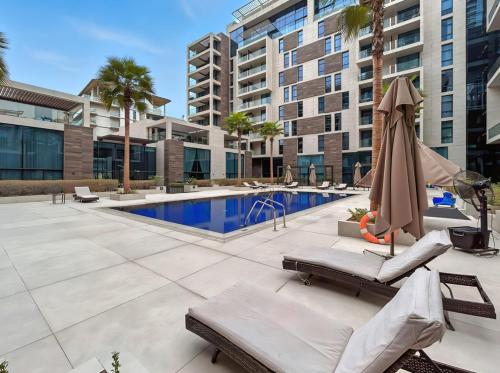 Stylish 1BR with Work Desk Pool and Gym - image 2