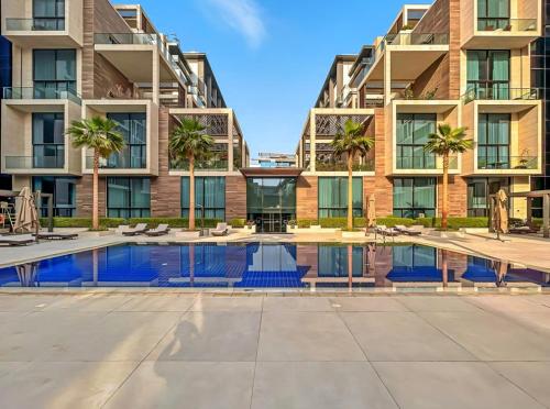 Stylish 1BR with Work Desk Pool and Gym - main image