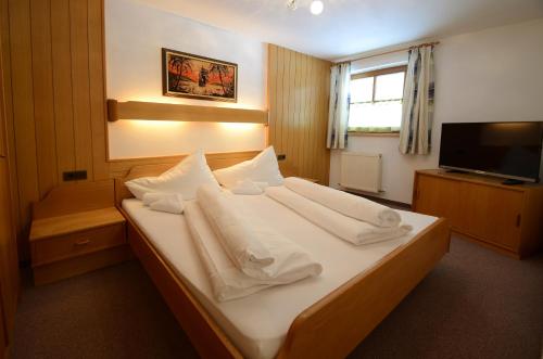 3 bedrooms, 8 beds