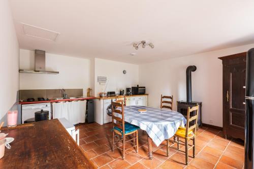 Kitchen, Maison chaleureuse en pierre avec grand jardin in Plouec-du-Trieux