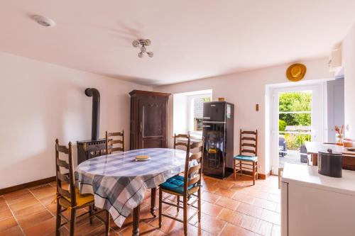 Kitchen, Maison chaleureuse en pierre avec grand jardin in Plouec-du-Trieux