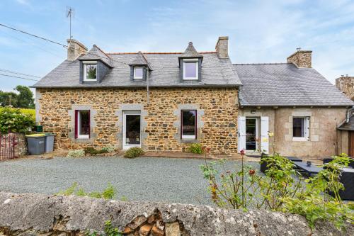 Exterior view, Maison chaleureuse en pierre avec grand jardin in Plouec-du-Trieux